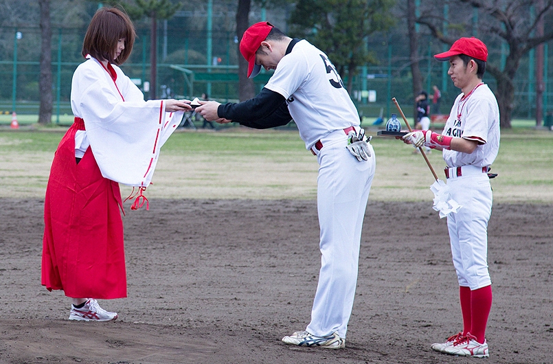 始球式を執り行うチーム・バビグリンの三番・藤咲(55)とはにかみ気味の一番・成田(2)