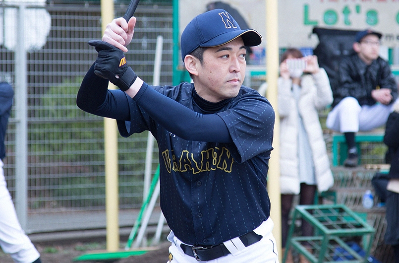 生まれた時からカープファンと公言する日本橋裏本町軟式野球部の監督で三番打者の市道 仁(3)
