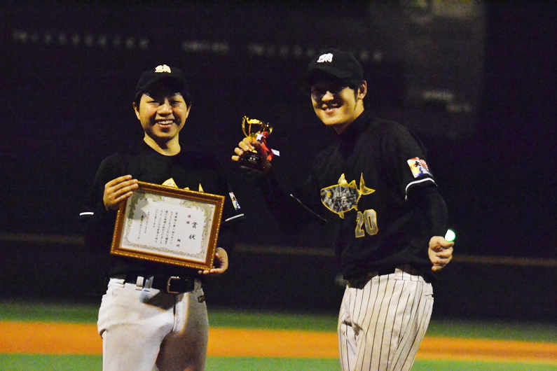 栄光の優勝カップを手に最高の表情を見せる試合MVPのトキ（写真：右）と富塚（写真：左）