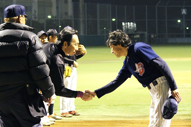 試合前の握手をするドンマイ・ロックス山岡オーナー（写真：左）とボードベースボールクラブ渡辺監督（写真：右）