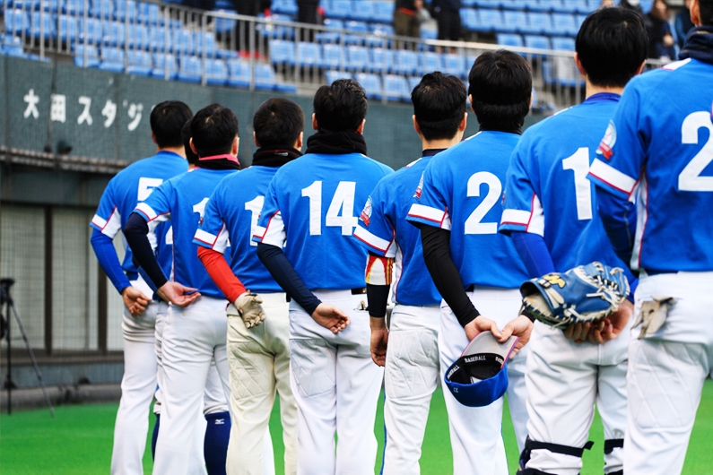 韓国国歌を斉唱をする東京韓人リーグ韓国代表選手たち