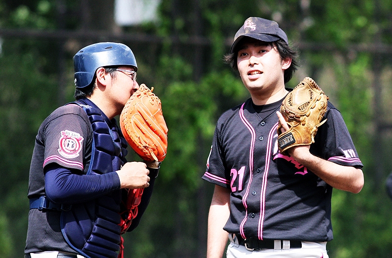 CC一回の東京ぴーなっつ戦で先発したspベアーズの高梨投手（写真：右）と打撃好調の小林捕手（写真：左）