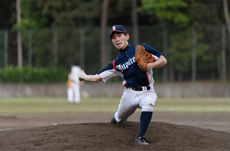 下手投げから威力のあるボールを投げ込む東京ジュピターズの飯山(15)