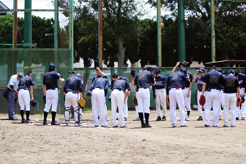 試合を終えて整列する日本橋裏本町軟式野球部
