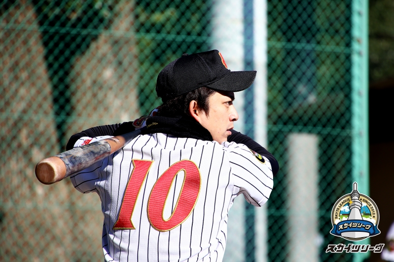 先頭打者として4打席出塁した新宿REDEYEの村井(10)監督